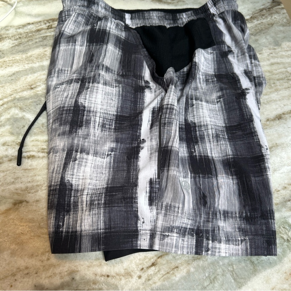 Lululemon athleticaRepetition Short Balck White Gray Size Large 8 “Lined gym